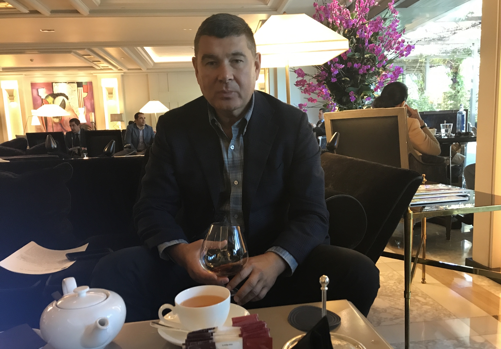 Засмаглий чоловік у картатій сорочці і темно-синьому піджаку падає на м'який диван в лобі п'ятизіркового готелю в центрі Мадрида і замовляє чорний чай і 50 грам витриманого Hennessy