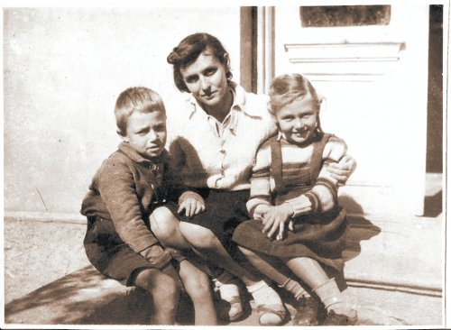 Ірина Басова з матір'ю і братом Сашком