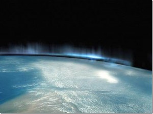 Полярне сяйво (північне сяйво) - світіння верхніх шарів атмосфери планети, що володіють магнітосферою, внаслідок їх взаємодії з зарядженими частинками сонячного вітру