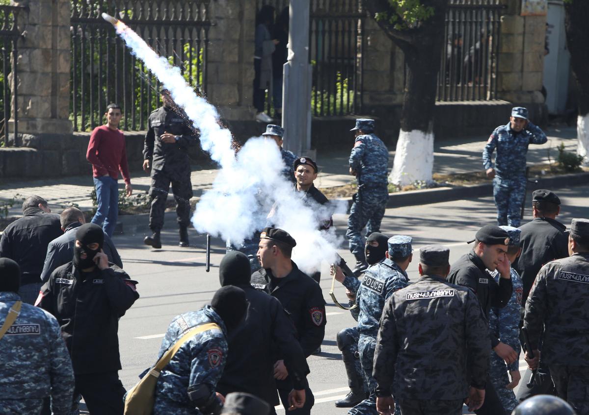 11:02, 19 квітня 2018   світ   279   Лідер протесту Нікол Пашинян висловив переконання в тому, що поліція не має права використовувати зброю проти мирних демонстрантів