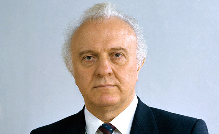 Михайло Горбачов висловив співчуття у зв'язку зі смертю свого соратника, зазначивши, що той вніс серйозний внесок у зовнішню політику перебудови   Едуард Шеварднадзе