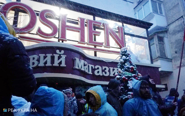 Активісти розбили одне вікно в магазині, який належить корпорації президента Петра Порошенка, повідомляє   Depo