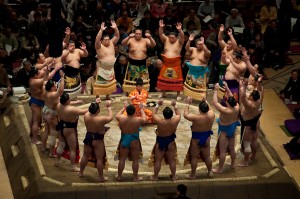 Обов'язковою частиною будь-якого поєдинку з сумо є певні ритуали, які часом займають набагато більше часу, ніж сам поєдинок