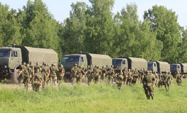 Також збройні сили РФ транспортують до кордону з Україною нові партії озброєння, інженерного обладнання та іншого майна для прихованої передачі в частини і підрозділи російсько-окупаційних бандформувань