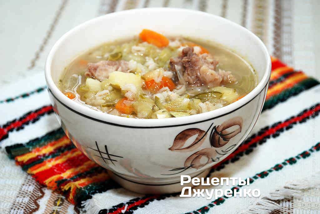 Розсольник з перловкою - суп, блюдо російської кухні, зварений з солоними (квашеними) огірками з додаванням розсолу