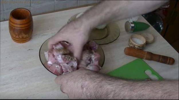 Як швидко замаринувати м'ясо на шашлик зі свинини для пікніка