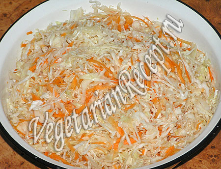 Капуста і морква для заквашування в розсолі