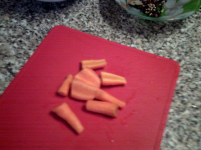 Моркву порізати четвертинками, щоб на кожну банку вийшло рівну кількість шматочків