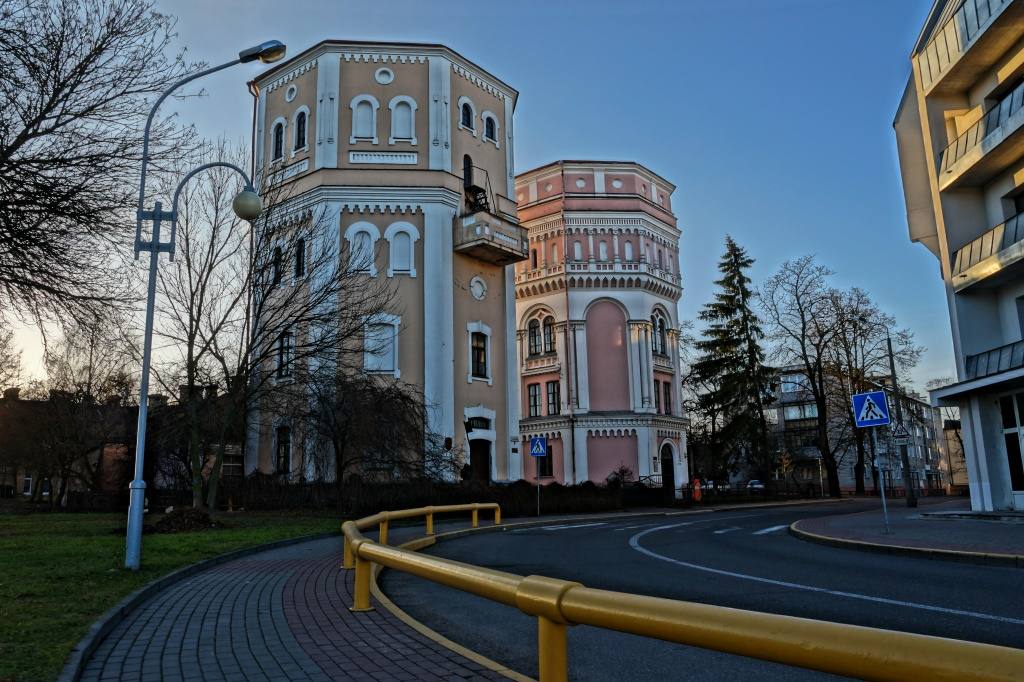 «Касю і Басю» - дві старі водонапірні башти, оточені кільцем радянських багатоповерхівок