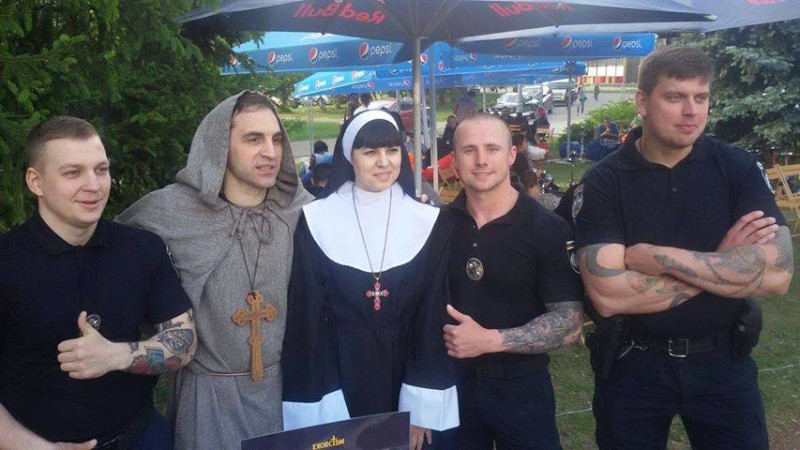 Начальник управління патрульної поліції Києва Юрій Зозуля також зробив собі татуювання на фестивалі