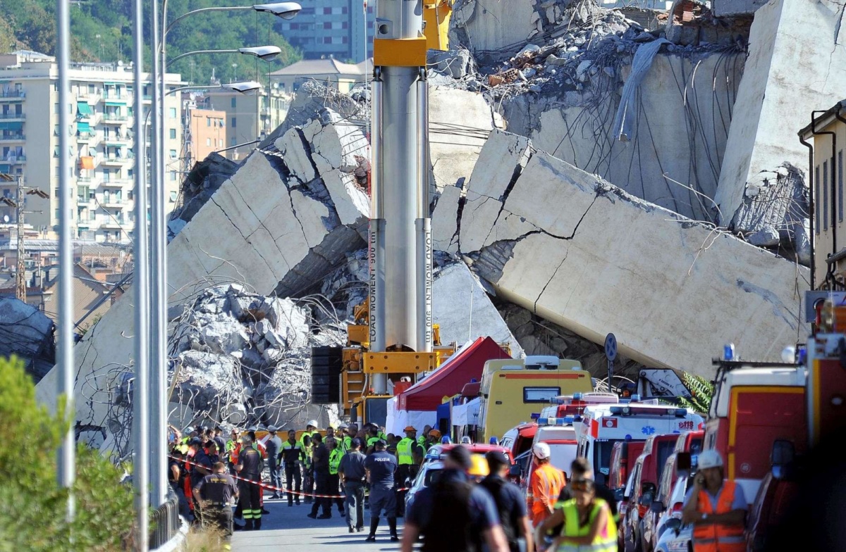 Влада Італії тільки повідомляють, що в результаті аварії загинуло щонайменше 39 осіб, серед яких є і діти