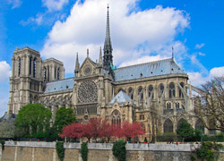 Собор Паризької Богоматері (Нотр-Дам-де-Парі) - це один із шедеврів світової готичної архітектури, який височить над островом Сіте як величезний корабель, поставлений на якір за допомогою потужних контрфорсів