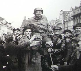 Генерал Паттон в місті Пльзень   «Потрібно взяти Прагу для порятунку наших братів-чехів»