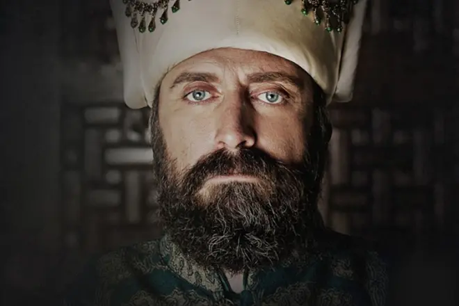 У ролі османського правителя виступає   Халіт Ергенч   , Чия харизматичність відчувається навіть по фото