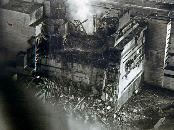 Чорнобильська АЕС   Чорнобильська АЕС після вибуху   Чорнобильська АЕС після вибуху   Вночі 26 квітня в 1:23 на четвертому енергоблоці Чорнобильської АЕС стався потужний вибух