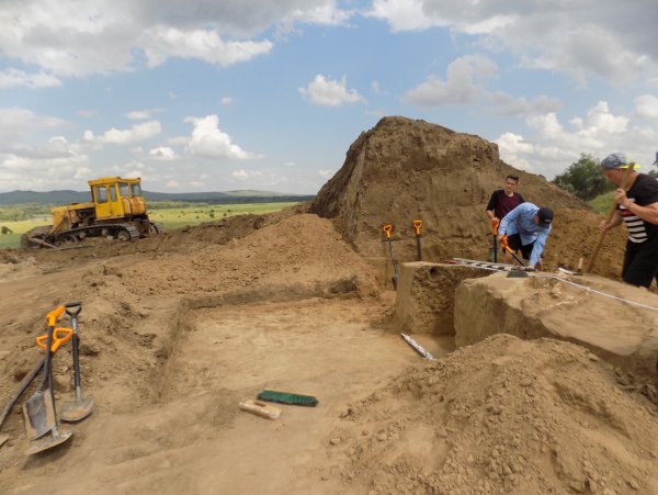 Археологам поки не вдалося з'ясувати, чи є родичами захоронення в гробниці люди
