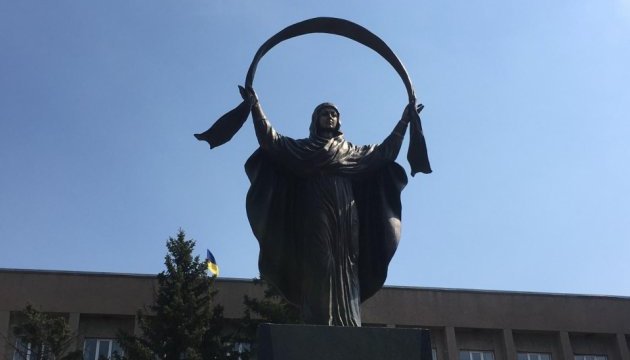 У Кривому Розі біля райвиконкому встановили скульптуру Божої Матері / Фото 0564