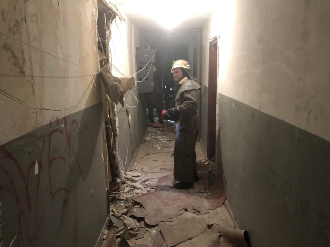 У Кривому Розі на Дніпропетровщині ввечері в понеділок стався вибух в дев'ятиповерховому житловому будинку, в результаті травмовано троє людей