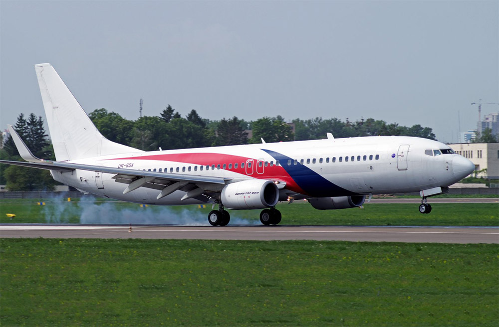 Посадка Boeing 737-800 UR-SQA авіакомпанії SkyUP в аеропорту Жуляни