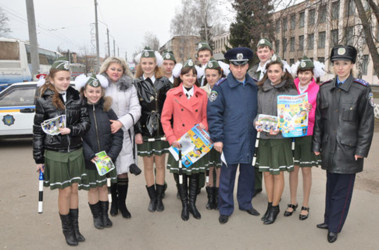 1 квітня 2011, 17:46 Переглядів:   Разом з автоінспекторами службу несли і школярі- «інспектори», фото прес-служби ДАІ в Полтавській області