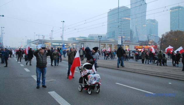 У центрі Варшави з нагоди 100-річчя відновлення незалежності Польщі пройшов марш Для тебе, Польща, в якому за різними підрахунками взяли участь понад 200 тис