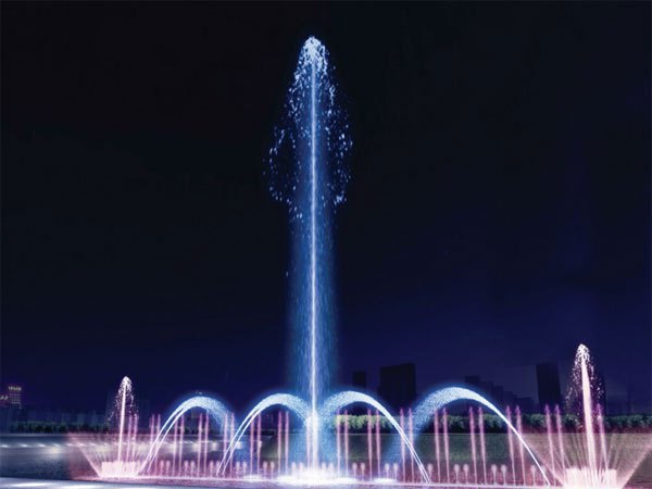 І ми прийняли рішення побудувати найбільший в світі фонтан на відкритих водоймах », - розповів   Петро Порошенко