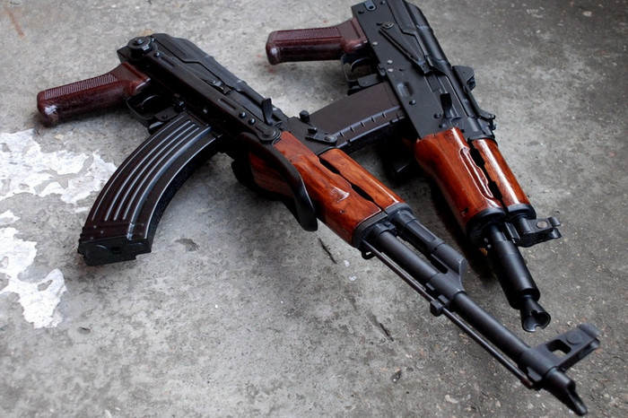 У зоні АТО автомат Калашникова можна купити за ящик горілки   В Україні зараз 4,5 мільйона одиниць нелегальної зброї