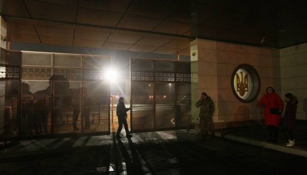 На території військового сектора аеропорту Бориспіль близько трьохсот чоловік продовжують чекати прибуття літака зі звільненими полоненими