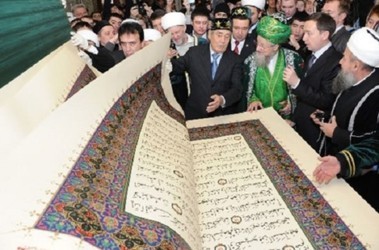 17 лютого 2012, 16:21 Переглядів:   Двометровий Коран, виготовлений на замовлення Татарстану, визнаний найбільшим у світі