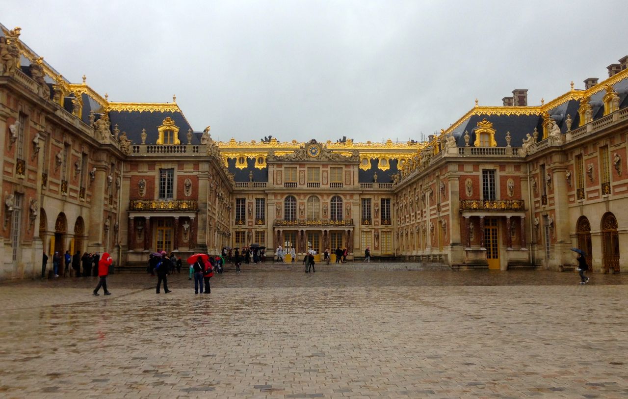 З тих пір, як Версаль отримав статус музею, щорічно до нього стікаються мільйони туристів, охочих на власні очі побачити велич, блиск і достаток палацу, де змови і інтриги були нормою життя, з покоління в покоління вдосконалювалися підступні плани, плелися кулуарні плітки і створювалися таємниці Версаля