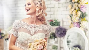 Багато сучасні наречені прагнуть піти від традиційних квітів, додаючи до свого вбрання яскраві або, навпаки, ніжні стрічки або іншу обробку