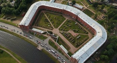 Історія цього музею починається в 1703 році, оскільки саме в цей час в Петропавлівській фортеці в Пітері був споруджений Цейхгауз