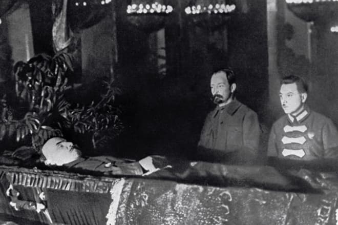 Через два дні після смерті тіло Леніна було перевезено до Москви і поміщено в Колонний зал Будинку Союзів, де протягом 5-ти днів проходило прощання з засновником СРСР