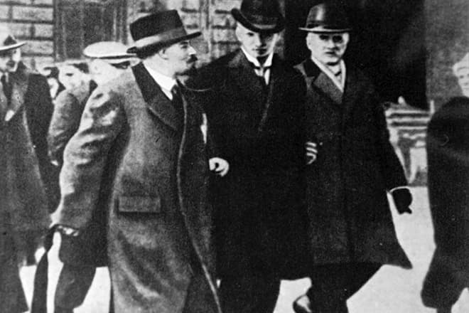 У 1895 році Ленін здійснив першу поїздку за кордон і зробив так зване турне по Швейцарії, Німеччини і Франції, де познайомився зі своїм кумиром Георгієм Плехановим, а також Вільгельмом Лібкнехта та Полем Лафаргом, які були лідерами міжнародного робочого руху