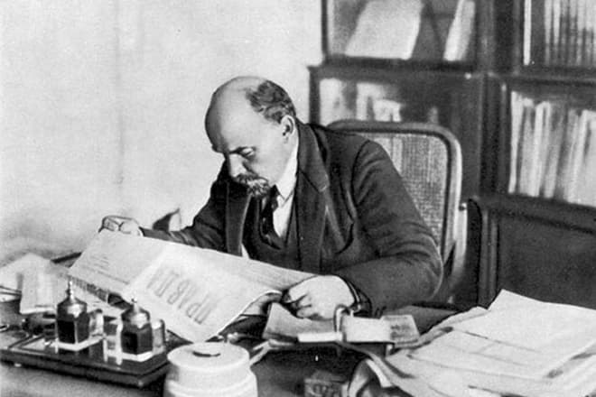 У 1900 році вождь створює газету «Іскра», під статтями якій вперше підписався псевдонімом «Ленін»