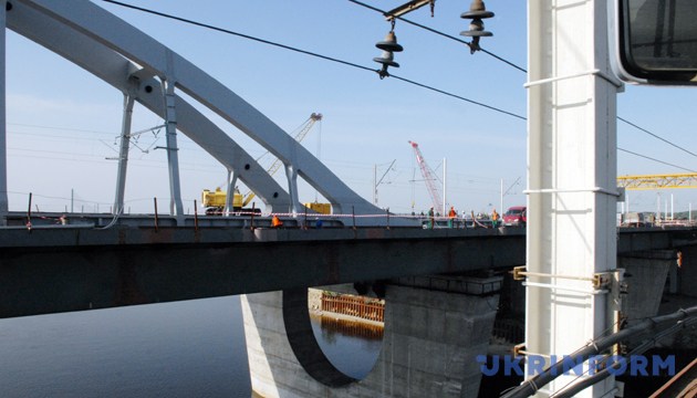 «27 вересня Міністерство транспорту и зв'язку відкріло залізничний рух на Дарницький автомобільно-залізнічному мосту в Києві»