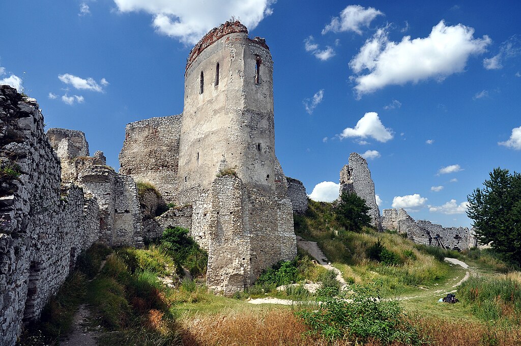 На схід від Братислави серед мальовничих відрогів Карпат височать руїни замку Чахтіце