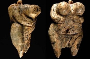 14 травня 2009, 13:58 Переглядів:   За оцінками експертів, вік цієї фігурки з кістки мамонта становить як мінімум 35 тисяч років