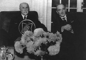Томаш Масарик і Едвард Бенеш (Фото: Архів Чеського радіо)   На жаль, грошей, одержуваних від слухачів, не вистачало на існування чеського радіо, тому в тому ж 1925 року власником контрольного пакета акцій «радіожурналу» стало держава в особі Міністерства пошти