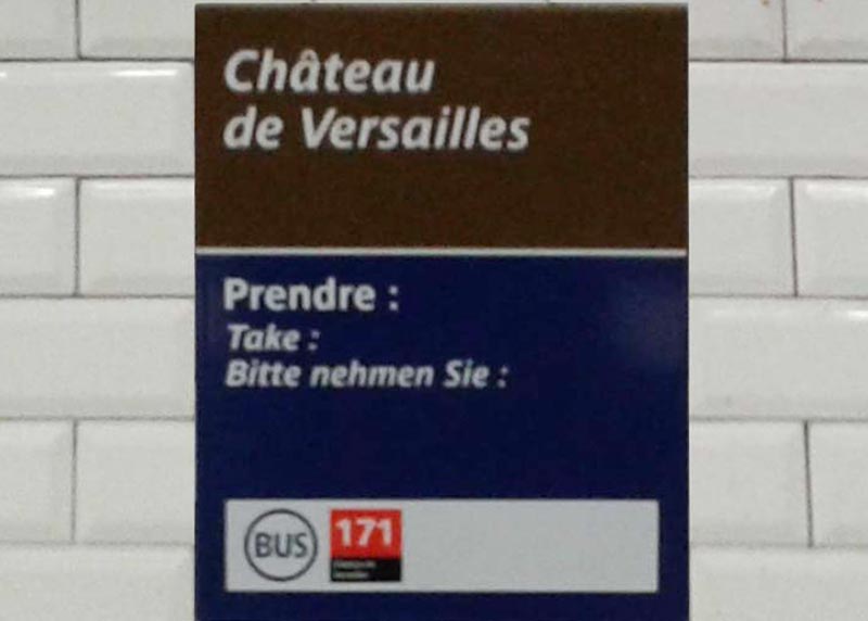 Для цього треба йти за вказівником «Château de Versailles»