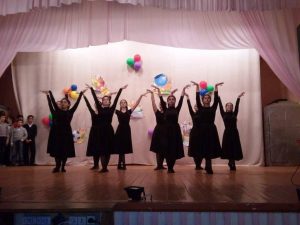 Потім, естафету у учнів середніх класів перейняв ансамбль «Ані-Вірменія»