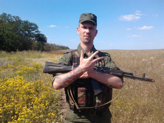 Російський доброволець Антон Раєвський, який воював в Донбасі на боці бойовиків ДНР, отримав велику популярність в мережі в 2014 році, після того, як виклав на своїй сторінці в соцмережі свої фотографії з фронту