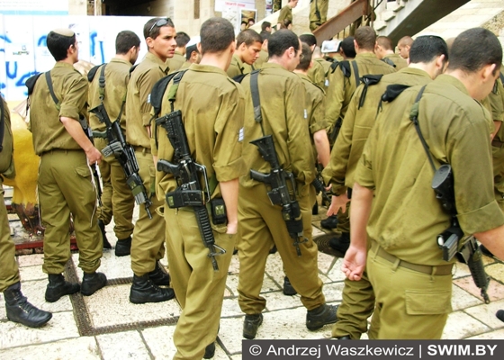 Подорожуючи по Ізраїлю не можна не помітити той факт, що кожен день ви будете зустрічати солдатів ізраїльської армії в різних містах, сільській місцевості та на території туристичних об'єктів