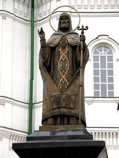 пам'ятник   святителю Митрофану, першого єпископа Воронезькому   , Встановлений біля Благовіщенського собору в Воронежі