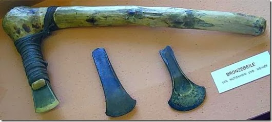 Найдавніші металеві сокири мали коротку рукоять, зручну для господарського застосування, і вузьке лезо, що копіює по формі кам'яна сокира