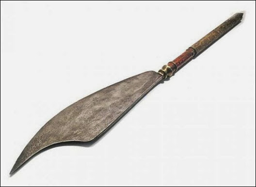 «Великий меч» або «великий ніж») переводять словом «бердиш», хоча він має зовсім іншу конфігурацію і форму кріплення до древка