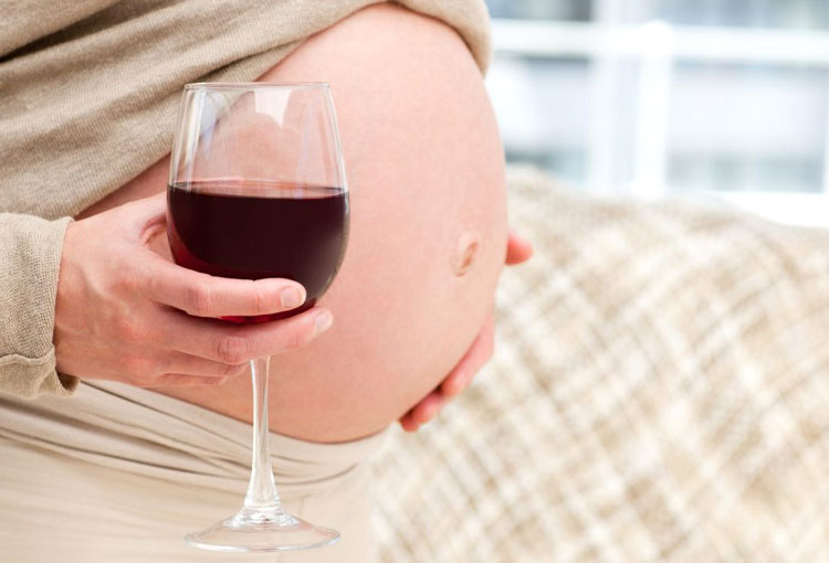 Всі знають, що алкоголь під час вагітності заборонений, хоча далеко не всі прислухаються до цього забороні