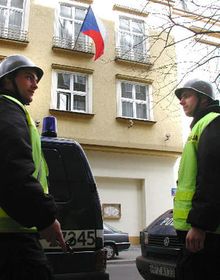 Чеське посольство у Варшаві (Фото: ЧТК)   Знахідка викликала побоювання, що посольство Чехії мало стати об'єктом теракту, внаслідок чого його охорона була посилена