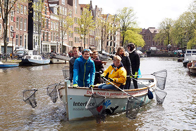 В Амстердамі набирають популярність екскурсії по міських каналах, під час яких туристам пропонують за допомогою сачків виловлювати з води сміття