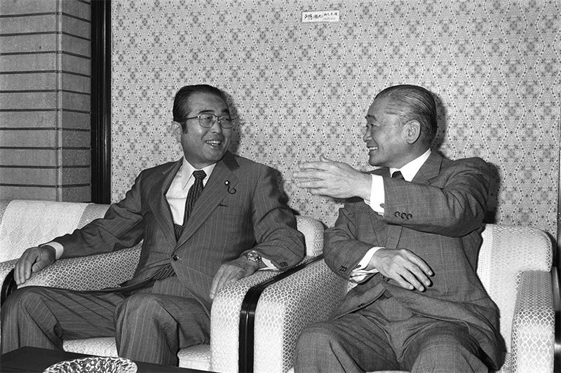 Прем'єр-міністр Такесіта Нобору розмовляє з головою Комісії з досліджень податкової системи ЛДП Яманака Саданорі (зліва), 18 травня 1988 року, Токіо, резиденція прем'єр-міністра